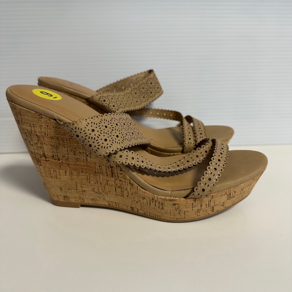 Women's Delicious Tan Cork Wedge Heel Sandals SZ 9 Scalloped Band Trimming NWOT